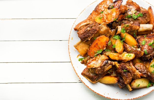 Costelinha de carne cozida com batatas, espaço para texto