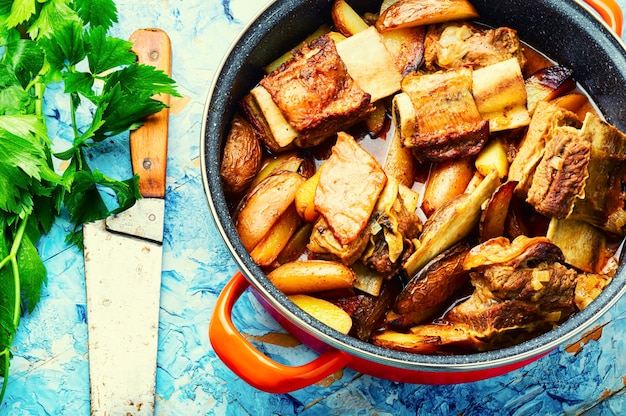 Costelinha de carne cozida com batatas.