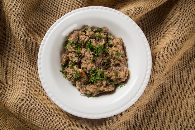 Costelinha de carne desfiada no prato branco