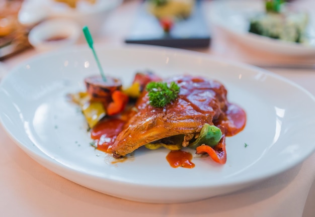 Costelinha de porco assada com molho de tomate especial