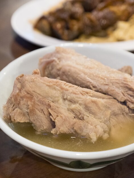 Foto costelinha de porco em sopa de ervas