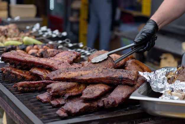 Costelinha de porco grelhada com molho barbecue na grelha Comida de rua do festival