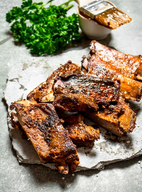 Costelinha de porco grelhada com molho de tomate