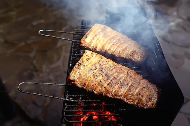 Costelinha de porco na brasa para cozinhar carvões/carne fresca de porco cozida no carvão, refeição caseira de verão, costelas grelhadas