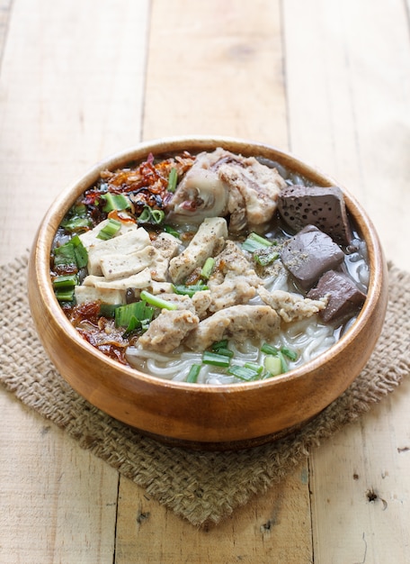 Costelinha de porco sopa de macarrão de arroz