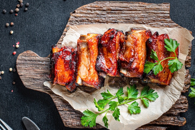 Costelinha grelhada Carne de porco grelhada com especiarias e molho de tomate Pedaço de carne Lanche de segundo prato pronto para comer