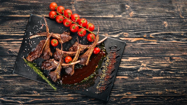 Costilla al horno Cordero a la parrilla Llevar un cordero Tagliateli Cocina italiana Espacio libre para el texto Vista superior