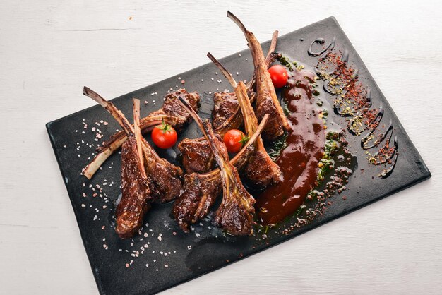 Costilla al horno Cordero a la parrilla Llevar un cordero Tagliateli Cocina italiana Espacio libre para el texto Vista superior