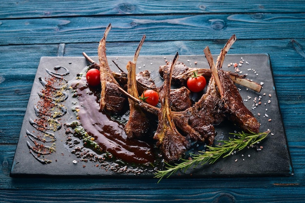 Costilla al horno Cordero a la parrilla Llevar un cordero Tagliateli Cocina italiana Espacio libre para el texto Vista superior