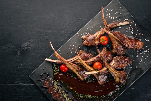 Costilla al horno a la plancha. Carne de cordero. Lleva un cordero. Tagliateli cocina italiana. Espacio libre para su texto. Vista superior.