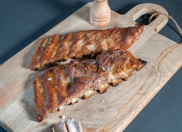 Costilla de cerdo ibérico al horno sobre fondo de madera