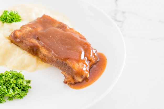 costilla de cerdo a la parrilla con puré de papas