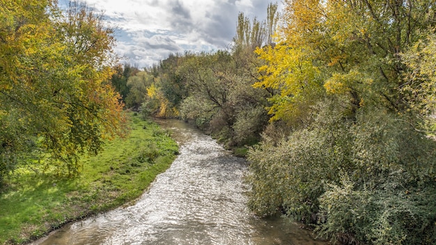 La costilla del río con abundante agua desde arriba en otoño