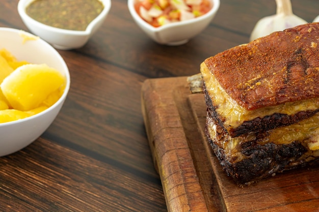 Costilla de ternera a la barbacoa brasileña tradicional con hueso y guarniciones de cerca