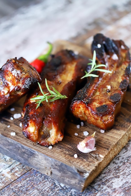 Costillas al horno en salsa de miel y mostaza con ají