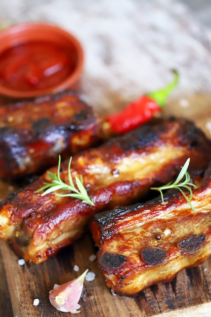 Costillas al horno en salsa de miel y mostaza con ají