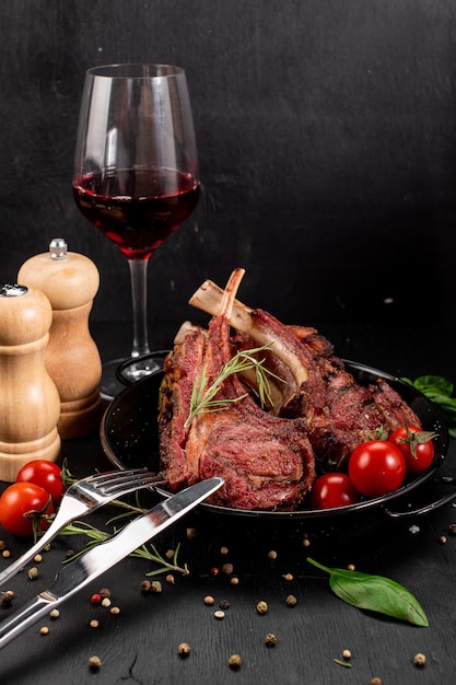 Costillas de carne frita y salsa en el fondo de madera