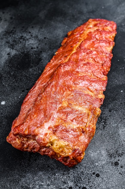 Costillas de cerdo ahumadas en salsa barbacoa. Fondo negro. Vista superior.