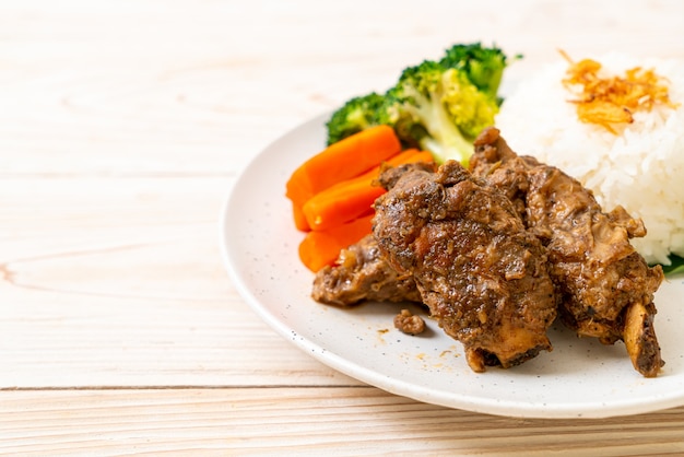 Costillas de cerdo al horno con salsa y arroz