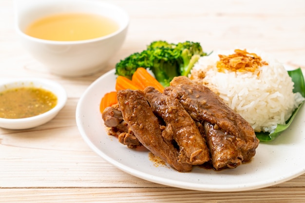 Costillas de cerdo al horno con salsa y arroz