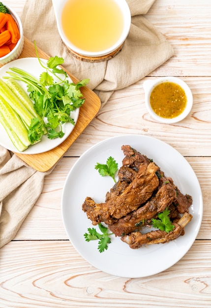 Costillas de cerdo al horno con salsa y verdura