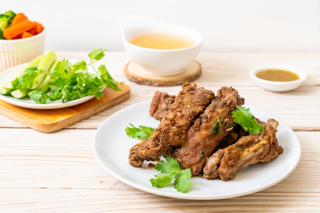 Costillas de cerdo al horno con salsa y verdura