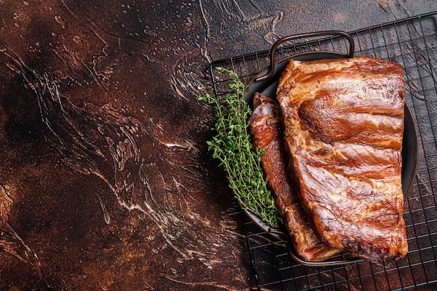 Costillas de cerdo asadas ahumadas Costillas en bandeja de cocina Fondo oscuro Vista superior Espacio de copia