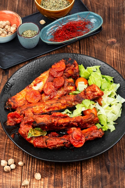 Costillas de cerdo asadas y deliciosas en salsa