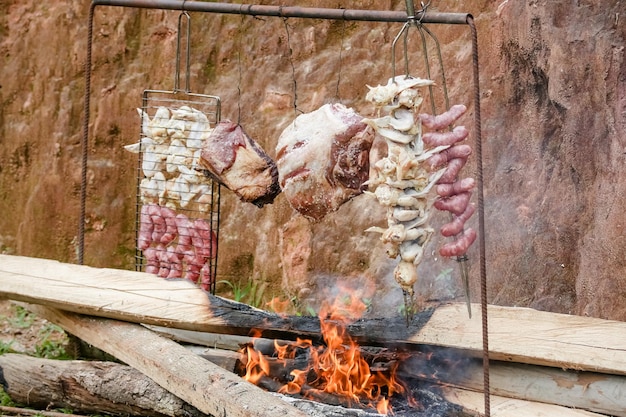 Costillas de cerdo asadas a leña hermosas en sal gruesa