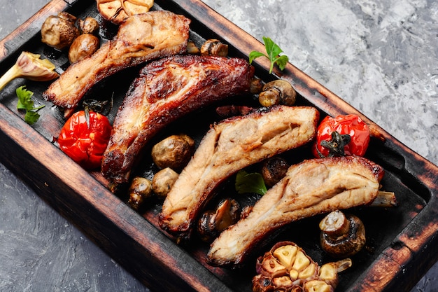 Costillas de cerdo asadas en lonchas asadas