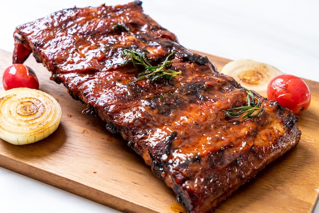 costillas de cerdo asadas a la parrilla