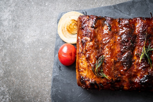 costillas de cerdo asadas a la parrilla