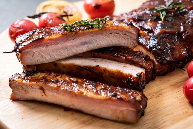 costillas de cerdo asadas a la parrilla