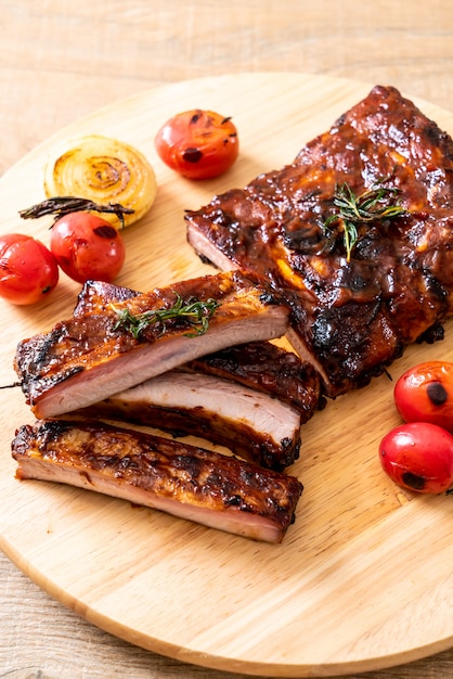 costillas de cerdo asadas a la parrilla