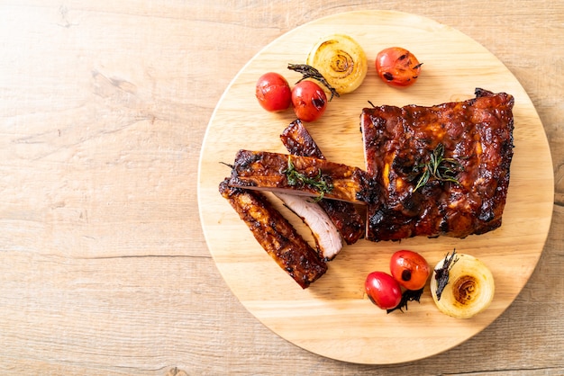 costillas de cerdo asadas a la parrilla