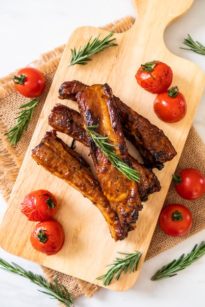 costillas de cerdo asadas a la parrilla