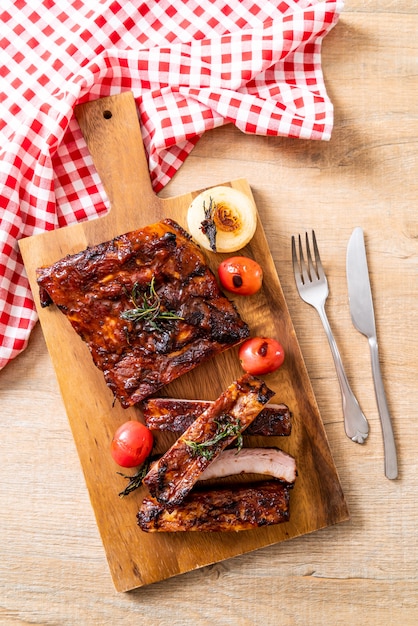 costillas de cerdo asadas a la parrilla