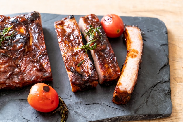 costillas de cerdo asadas a la parrilla