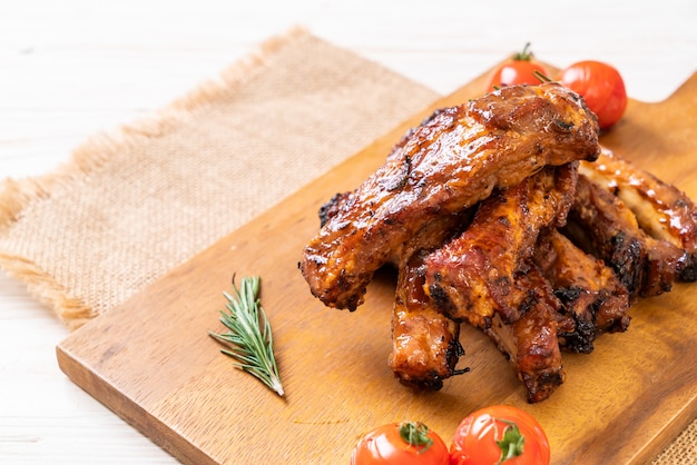 costillas de cerdo asadas a la parrilla