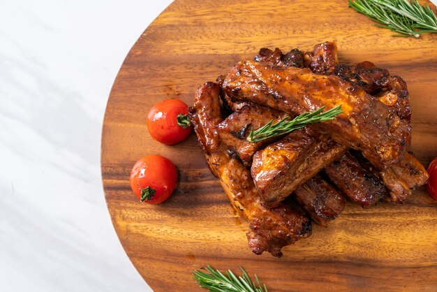 Foto costillas de cerdo asadas a la parrilla