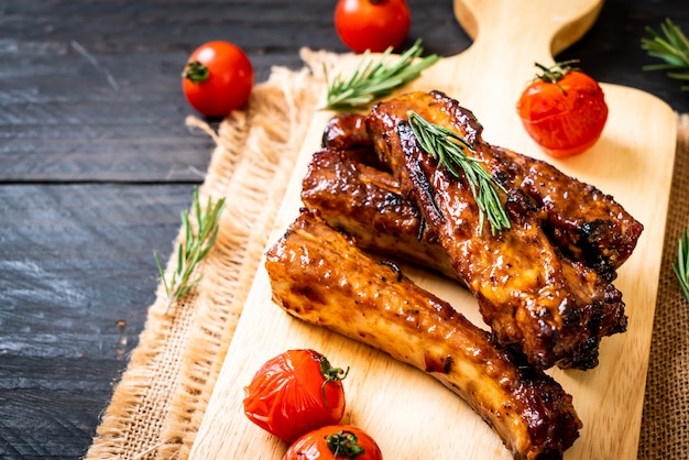 costillas de cerdo asadas a la parrilla