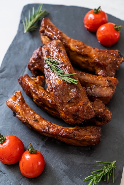 costillas de cerdo asadas a la parrilla