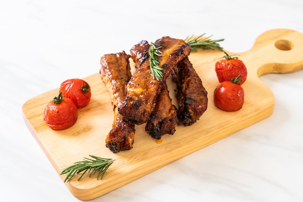 costillas de cerdo asadas a la parrilla