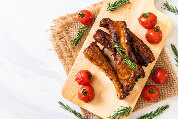 costillas de cerdo asadas a la parrilla