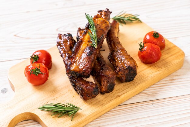 costillas de cerdo asadas a la parrilla