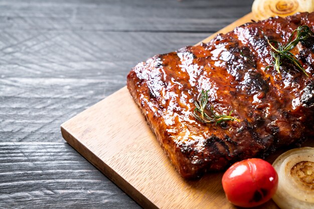 costillas de cerdo asadas a la parrilla