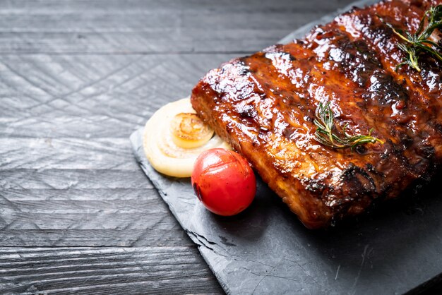 costillas de cerdo asadas a la parrilla