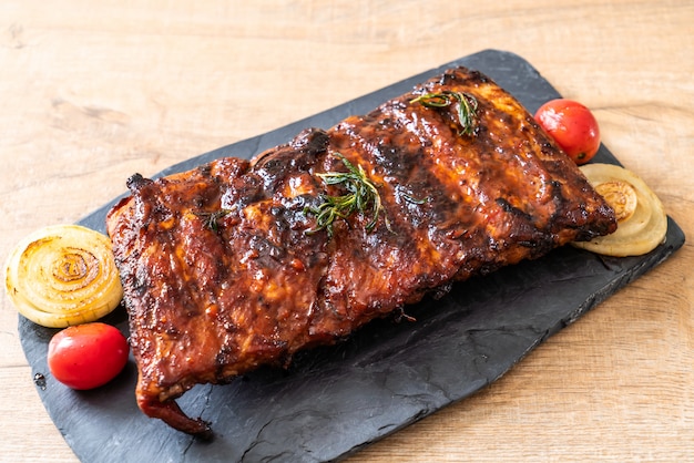 costillas de cerdo asadas a la parrilla