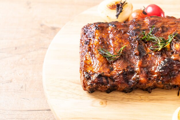 costillas de cerdo asadas a la parrilla