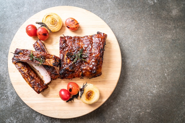 costillas de cerdo asadas a la parrilla